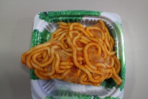 袋から出した凍結したスパゲティ