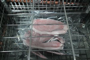 液体凍結機で豚肉を凍結している様子。