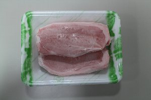 袋から出した凍結した豚肉