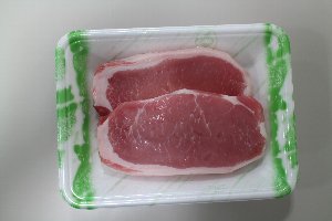 解凍した豚肉。